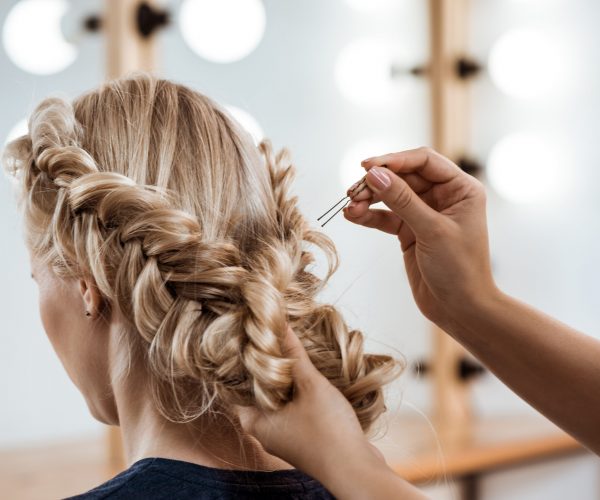 female-hairdresser-making-hairstyle-blonde-woman-beauty-salon-scaled-p5qyjhoylv0tw1jieqv8xc8woxzykqrwc0l4r7zbt4